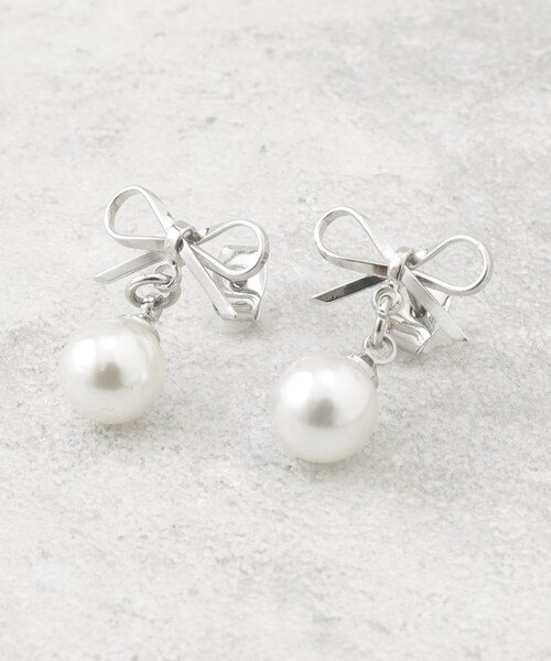 OPAQUE.CLIP（オペークドットクリップ）の「リボンフェイクパールピアス（ピアス（両耳用）・レディース・ゴールド/シルバー・00）」の2枚目の写真