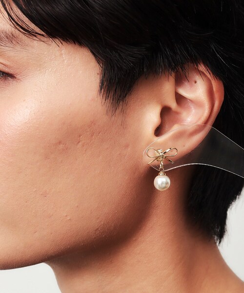 OPAQUE.CLIP（オペークドットクリップ）の「リボンフェイクパールピアス（ピアス（両耳用）・レディース・ゴールド/シルバー・00）」の3枚目の写真