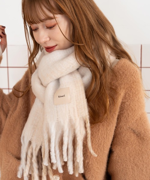 hinari(ヒナリ)の「チェックボリュームフリンジマフラー(マフラー・レディース・ベージュ/アイボリー/チャコールグレー/グリーン/ブラウン・FREE)」の7枚目の写真
