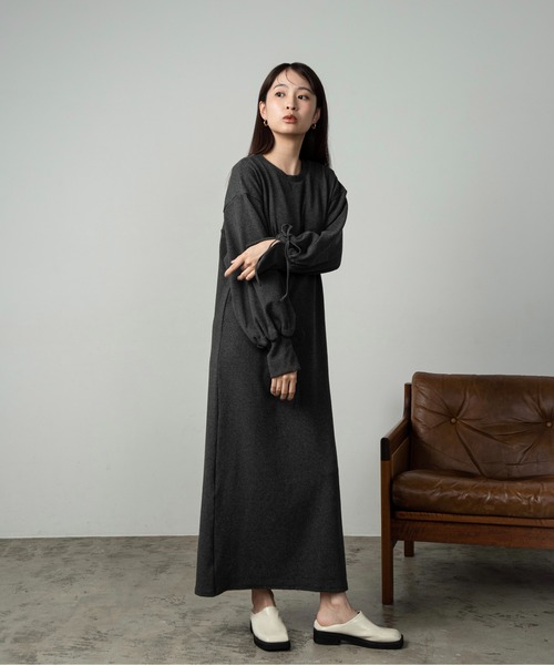 Amiur(エミレ)の「balloon sleeve ribbon sweat ops / バルーンスリーブリボンスウェットワンピース(ワンピース・レディース・チャコール/オートミール・FREE)」の1枚目の写真