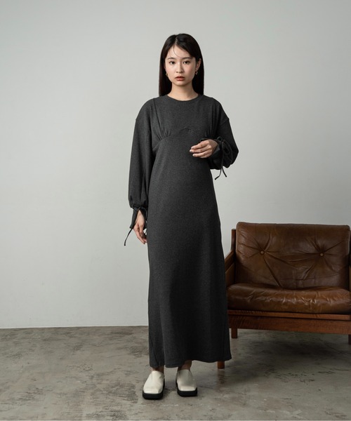 Amiur(エミレ)の「balloon sleeve ribbon sweat ops / バルーンスリーブリボンスウェットワンピース(ワンピース・レディース・チャコール/オートミール・FREE)」の4枚目の写真