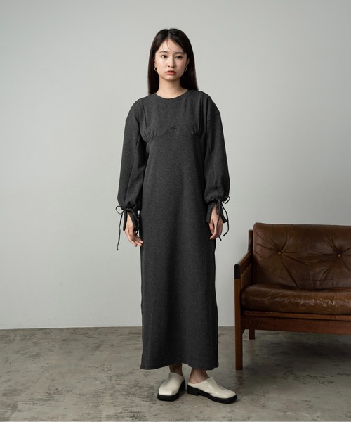 Amiur(エミレ)の「balloon sleeve ribbon sweat ops / バルーンスリーブリボンスウェットワンピース(ワンピース・レディース・チャコール/オートミール・FREE)」の3枚目の写真