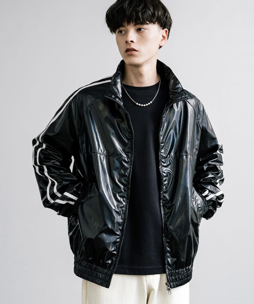 Rocky Monroe（ロッキーモンロー）の「オーバーサイズ袖ラインシャイニートラックジャケット（ブルゾン・メンズ・シルバー系/ブラック/ホワイト系・M/L）」の2枚目の写真