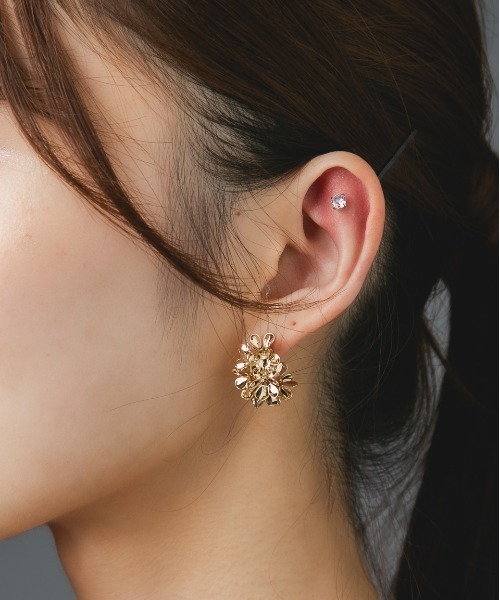 Os accessory(オズアクセサリー)の「Os -オズ- 【金属アレルギー対応】フラワー ハーフフープピアス(ピアス(両耳用)・レディース・ゴールド/シルバー・ONE SIZE)」の2枚目の写真