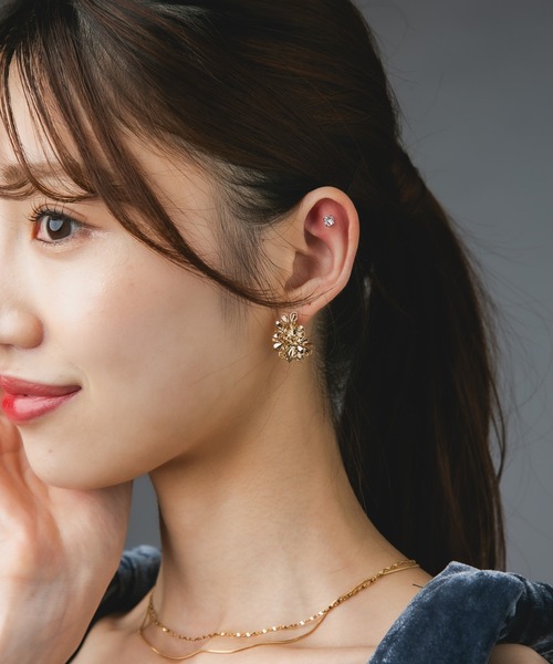 Os accessory(オズアクセサリー)の「Os -オズ- 【金属アレルギー対応】フラワー ハーフフープピアス(ピアス(両耳用)・レディース・ゴールド/シルバー・ONE SIZE)」の11枚目の写真
