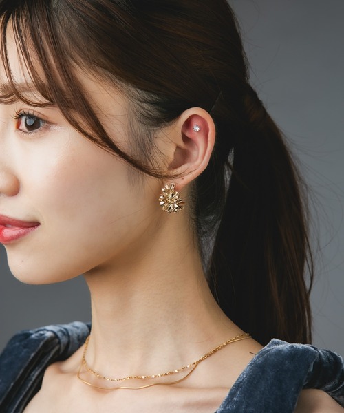 Os accessory(オズアクセサリー)の「Os -オズ- 【金属アレルギー対応】フラワー ハーフフープピアス(ピアス(両耳用)・レディース・ゴールド/シルバー・ONE SIZE)」の13枚目の写真