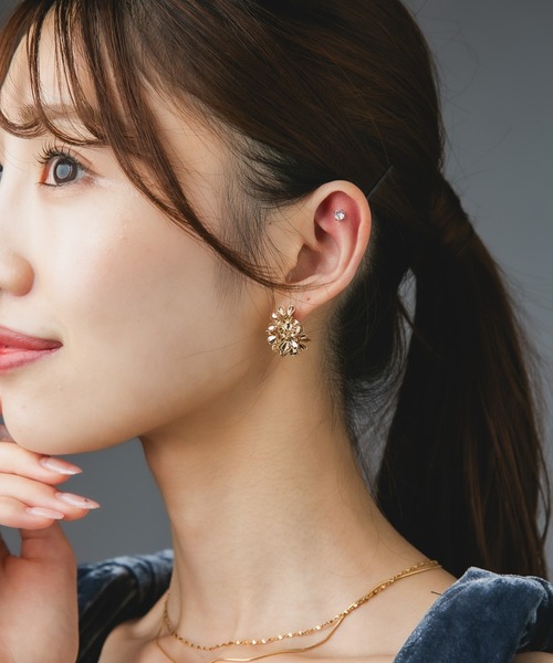 Os accessory(オズアクセサリー)の「Os -オズ- 【金属アレルギー対応】フラワー ハーフフープピアス(ピアス(両耳用)・レディース・ゴールド/シルバー・ONE SIZE)」の15枚目の写真