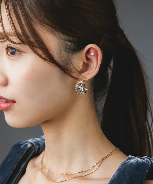 Os accessory(オズアクセサリー)の「Os -オズ- 【金属アレルギー対応】フラワー ハーフフープピアス(ピアス(両耳用)・レディース・ゴールド/シルバー・ONE SIZE)」の7枚目の写真