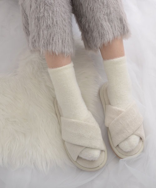 TONE SELECT GOODS（トーンセレクトグッズ）の「【float】ふわふわ ワンカラー シャギー ルームソックス/ソックス 【7色展開】（ソックス/靴下・レディース・ベージュ/ラベンダー/コーラル/ホワイト/ライトグリーン/ピンク/ライトイエロー・FREE）」の2枚目の写真