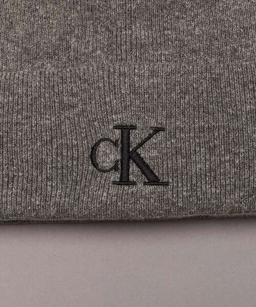 Calvin Klein(カルバン・クライン)の「モノグラムロゴニット帽(ニットキャップ/ビーニー・メンズ・グレー/ブラック・FREE)」の4枚目の写真