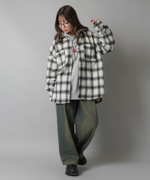 SPINNS（スピンズ）の「あったか起毛素材 オーバーサイズビッグチェックシャツ（シャツ/ブラウス・レディース・ネイビー/ブラウン/オフホワイト/ブラック・ONESIZE）」の8枚目の写真