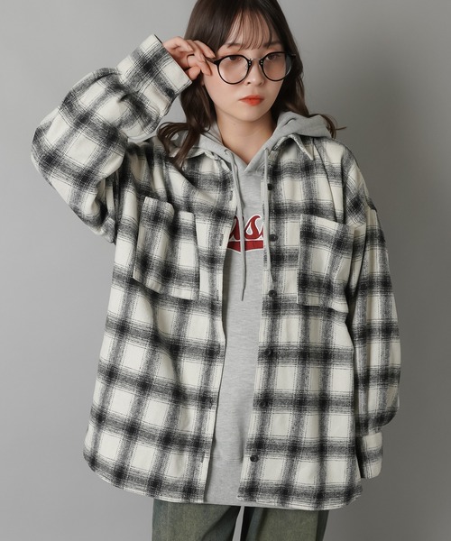 SPINNS（スピンズ）の「あったか起毛素材 オーバーサイズビッグチェックシャツ（シャツ/ブラウス・レディース・ネイビー/ブラウン/オフホワイト/ブラック・ONESIZE）」の15枚目の写真