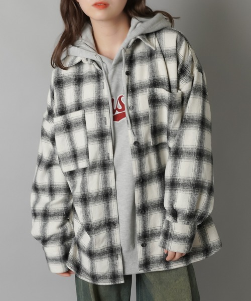 SPINNS（スピンズ）の「あったか起毛素材 オーバーサイズビッグチェックシャツ（シャツ/ブラウス・レディース・ネイビー/ブラウン/オフホワイト/ブラック・ONESIZE）」の12枚目の写真