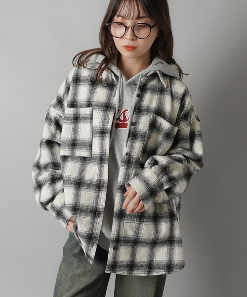 SPINNS（スピンズ）の「あったか起毛素材 オーバーサイズビッグチェックシャツ（シャツ/ブラウス・レディース・ネイビー/ブラウン/オフホワイト/ブラック・ONESIZE）」の13枚目の写真