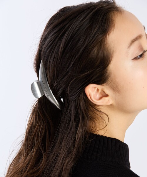 To b. by agnes b.（トゥービーバイアニエスベー）の「ロゴ ヘアクリップ（ヘアゴム・レディース・シルバー系その他・FREE）」の4枚目の写真