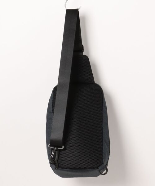 Blue Standard （ブルースタンダード）の「【BULE STANDARD/ブルースタンダード】【コンパクトな荷物でのお出掛けにぴったり】切り替え フェイクレザー ボディーバッグ 内ポケット付き デイリーユース トラベル イベント お出かけ 旅行 ユニセックス（ボディバッグ/ウエストポーチ・メンズ・ネイビー/ブラック・FREE）」の5枚目の写真