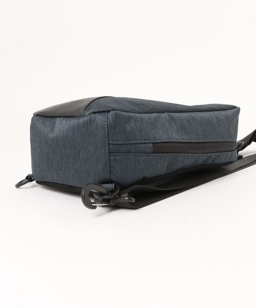 Blue Standard （ブルースタンダード）の「【BULE STANDARD/ブルースタンダード】【コンパクトな荷物でのお出掛けにぴったり】切り替え フェイクレザー ボディーバッグ 内ポケット付き デイリーユース トラベル イベント お出かけ 旅行 ユニセックス（ボディバッグ/ウエストポーチ・メンズ・ネイビー/ブラック・FREE）」の4枚目の写真