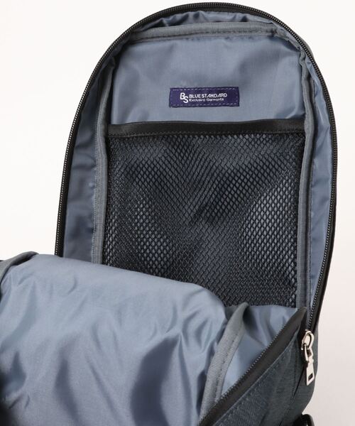 Blue Standard （ブルースタンダード）の「【BULE STANDARD/ブルースタンダード】【コンパクトな荷物でのお出掛けにぴったり】切り替え フェイクレザー ボディーバッグ 内ポケット付き デイリーユース トラベル イベント お出かけ 旅行 ユニセックス（ボディバッグ/ウエストポーチ・メンズ・ネイビー/ブラック・FREE）」の3枚目の写真