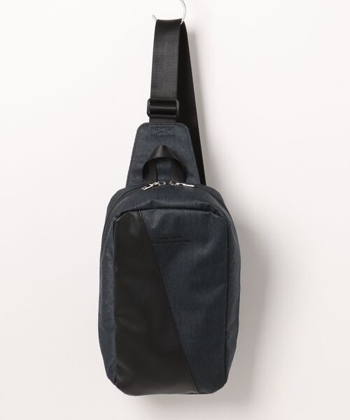 Blue Standard （ブルースタンダード）の「【BULE STANDARD/ブルースタンダード】【コンパクトな荷物でのお出掛けにぴったり】切り替え フェイクレザー ボディーバッグ 内ポケット付き デイリーユース トラベル イベント お出かけ 旅行 ユニセックス（ボディバッグ/ウエストポーチ・メンズ・ネイビー/ブラック・FREE）」の6枚目の写真