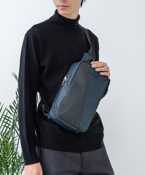 Blue Standard （ブルースタンダード）の「【BULE STANDARD/ブルースタンダード】【コンパクトな荷物でのお出掛けにぴったり】切り替え フェイクレザー ボディーバッグ 内ポケット付き デイリーユース トラベル イベント お出かけ 旅行 ユニセックス（ボディバッグ/ウエストポーチ・メンズ・ネイビー/ブラック・FREE）」の11枚目の写真
