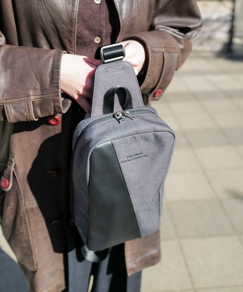 Blue Standard （ブルースタンダード）の「【BULE STANDARD/ブルースタンダード】【コンパクトな荷物でのお出掛けにぴったり】切り替え フェイクレザー ボディーバッグ 内ポケット付き デイリーユース トラベル イベント お出かけ 旅行 ユニセックス（ボディバッグ/ウエストポーチ・メンズ・ネイビー/ブラック・FREE）」の22枚目の写真