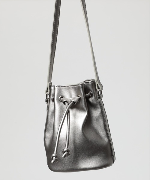 MAGASIN DE MODE Chou Chou(マガジンデモードシュシュ)の「【MAGASIN DE MODE Chou Chou】エコレザーミニドローストリングバッグ ショルダーバッグ 巾着バッグ SNB(ショルダーバッグ・レディース・シルバー/ブラック/ベージュ/グレイッシュベージュ・FREE)」の4枚目の写真