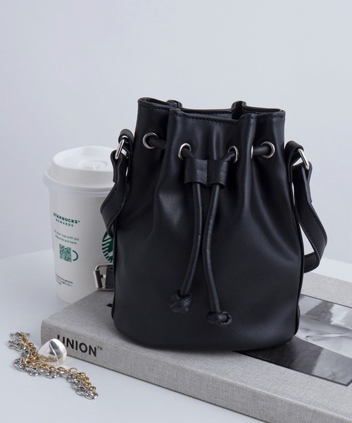 MAGASIN DE MODE Chou Chou(マガジンデモードシュシュ)の「【MAGASIN DE MODE Chou Chou】エコレザーミニドローストリングバッグ ショルダーバッグ 巾着バッグ SNB(ショルダーバッグ・レディース・シルバー/ブラック/ベージュ/グレイッシュベージュ・FREE)」の2枚目の写真