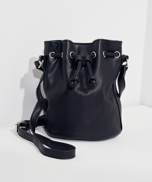 MAGASIN DE MODE Chou Chou(マガジンデモードシュシュ)の「【MAGASIN DE MODE Chou Chou】エコレザーミニドローストリングバッグ ショルダーバッグ 巾着バッグ SNB(ショルダーバッグ・レディース・シルバー/ブラック/ベージュ/グレイッシュベージュ・FREE)」の6枚目の写真