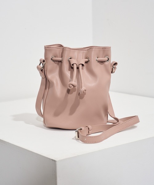 MAGASIN DE MODE Chou Chou(マガジンデモードシュシュ)の「【MAGASIN DE MODE Chou Chou】エコレザーミニドローストリングバッグ ショルダーバッグ 巾着バッグ SNB(ショルダーバッグ・レディース・シルバー/ブラック/ベージュ/グレイッシュベージュ・FREE)」の7枚目の写真