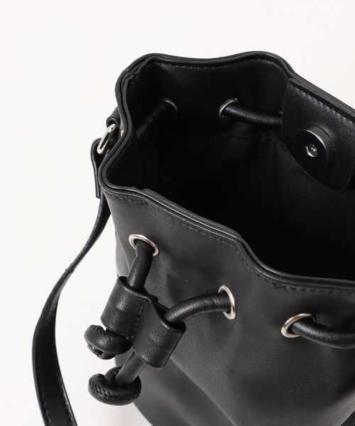 MAGASIN DE MODE Chou Chou(マガジンデモードシュシュ)の「【MAGASIN DE MODE Chou Chou】エコレザーミニドローストリングバッグ ショルダーバッグ 巾着バッグ SNB(ショルダーバッグ・レディース・シルバー/ブラック/ベージュ/グレイッシュベージュ・FREE)」の10枚目の写真