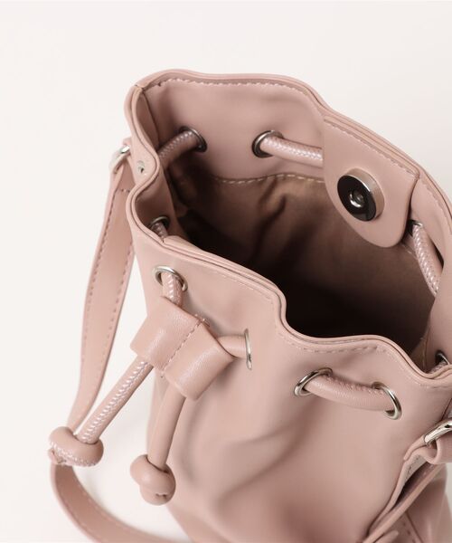 MAGASIN DE MODE Chou Chou(マガジンデモードシュシュ)の「【MAGASIN DE MODE Chou Chou】エコレザーミニドローストリングバッグ ショルダーバッグ 巾着バッグ SNB(ショルダーバッグ・レディース・シルバー/ブラック/ベージュ/グレイッシュベージュ・FREE)」の11枚目の写真