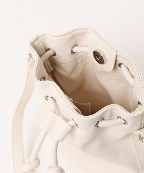 MAGASIN DE MODE Chou Chou(マガジンデモードシュシュ)の「【MAGASIN DE MODE Chou Chou】エコレザーミニドローストリングバッグ ショルダーバッグ 巾着バッグ SNB(ショルダーバッグ・レディース・シルバー/ブラック/ベージュ/グレイッシュベージュ・FREE)」の9枚目の写真