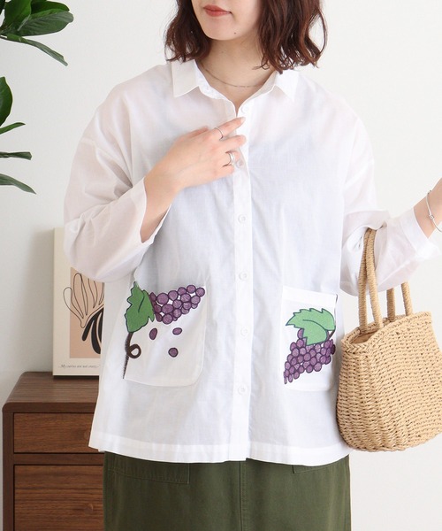 Emago（イマゴ）の「EMAGO ぶどう刺繍シャツ（シャツ/ブラウス・レディース・ブルー/ホワイト/ブラック・FREE）」の2枚目の写真