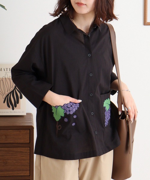 Emago（イマゴ）の「EMAGO ぶどう刺繍シャツ（シャツ/ブラウス・レディース・ブルー/ホワイト/ブラック・FREE）」の3枚目の写真