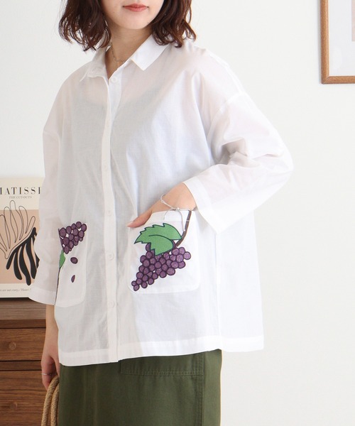 Emago（イマゴ）の「EMAGO ぶどう刺繍シャツ（シャツ/ブラウス・レディース・ブルー/ホワイト/ブラック・FREE）」の4枚目の写真