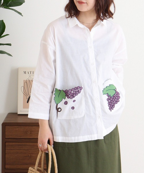 Emago（イマゴ）の「EMAGO ぶどう刺繍シャツ（シャツ/ブラウス・レディース・ブルー/ホワイト/ブラック・FREE）」の6枚目の写真