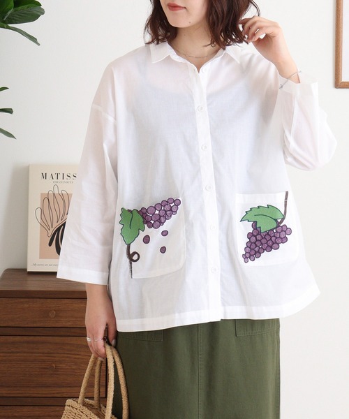 Emago（イマゴ）の「EMAGO ぶどう刺繍シャツ（シャツ/ブラウス・レディース・ブルー/ホワイト/ブラック・FREE）」の5枚目の写真