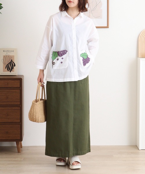 Emago（イマゴ）の「EMAGO ぶどう刺繍シャツ（シャツ/ブラウス・レディース・ブルー/ホワイト/ブラック・FREE）」の7枚目の写真