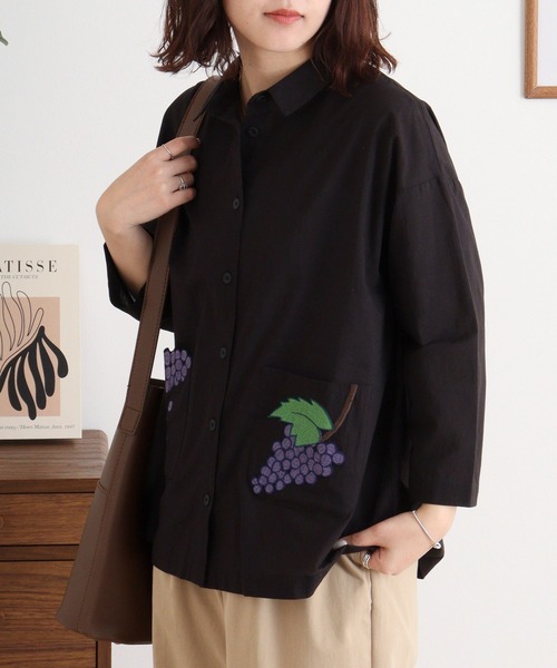 Emago（イマゴ）の「EMAGO ぶどう刺繍シャツ（シャツ/ブラウス・レディース・ブルー/ホワイト/ブラック・FREE）」の8枚目の写真