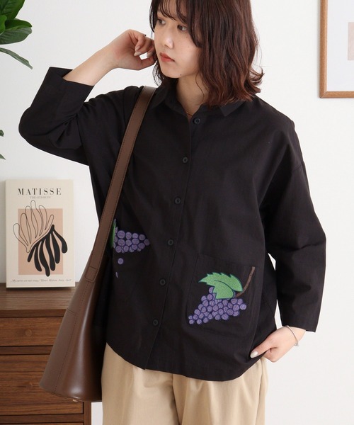 Emago（イマゴ）の「EMAGO ぶどう刺繍シャツ（シャツ/ブラウス・レディース・ブルー/ホワイト/ブラック・FREE）」の9枚目の写真