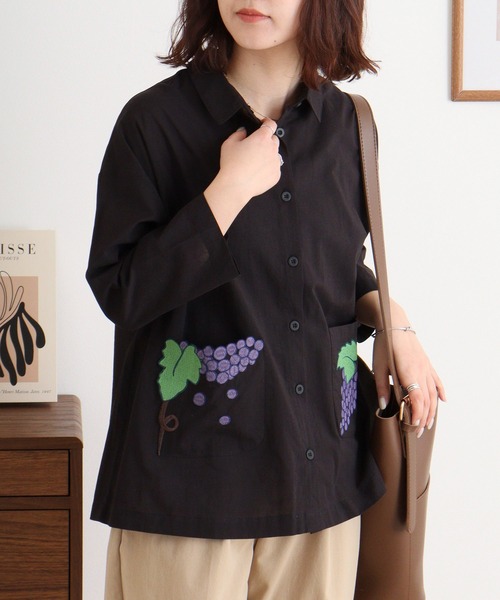 Emago（イマゴ）の「EMAGO ぶどう刺繍シャツ（シャツ/ブラウス・レディース・ブルー/ホワイト/ブラック・FREE）」の10枚目の写真