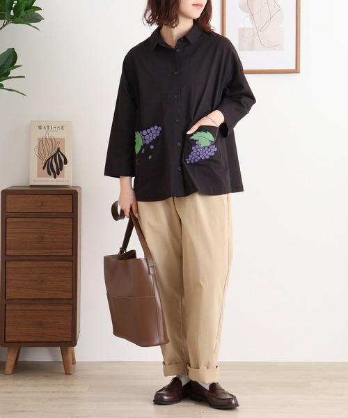 Emago（イマゴ）の「EMAGO ぶどう刺繍シャツ（シャツ/ブラウス・レディース・ブルー/ホワイト/ブラック・FREE）」の11枚目の写真