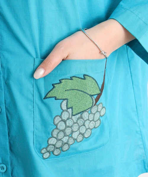 Emago（イマゴ）の「EMAGO ぶどう刺繍シャツ（シャツ/ブラウス・レディース・ブルー/ホワイト/ブラック・FREE）」の20枚目の写真