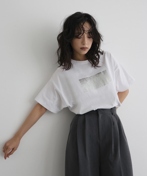 hellam（へラム）の「【数量限定アイテム】シルバーヴィンテージ箔プリントTシャツ（Tシャツ/カットソー・レディース・ホワイト×ブラック/ホワイト×ゴールド/カーキ/ブラウン/グレー/ホワイト×シルバー/ブラック×シルバー/チャコール/ブルー・FREE）」の10枚目の写真