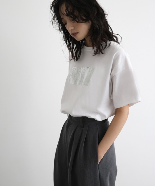 hellam（へラム）の「【数量限定アイテム】シルバーヴィンテージ箔プリントTシャツ（Tシャツ/カットソー・レディース・ホワイト×ブラック/ホワイト×ゴールド/カーキ/ブラウン/グレー/ホワイト×シルバー/ブラック×シルバー/チャコール/ブルー・FREE）」の13枚目の写真