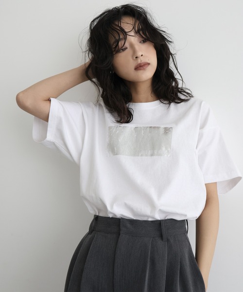 hellam（へラム）の「【数量限定アイテム】シルバーヴィンテージ箔プリントTシャツ（Tシャツ/カットソー・レディース・ホワイト×ブラック/ホワイト×ゴールド/カーキ/ブラウン/グレー/ホワイト×シルバー/ブラック×シルバー/チャコール/ブルー・FREE）」の17枚目の写真