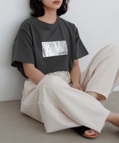 hellam（へラム）の「【数量限定アイテム】シルバーヴィンテージ箔プリントTシャツ（Tシャツ/カットソー・レディース・ホワイト×ブラック/ホワイト×ゴールド/カーキ/ブラウン/グレー/ホワイト×シルバー/ブラック×シルバー/チャコール/ブルー・FREE）」の21枚目の写真