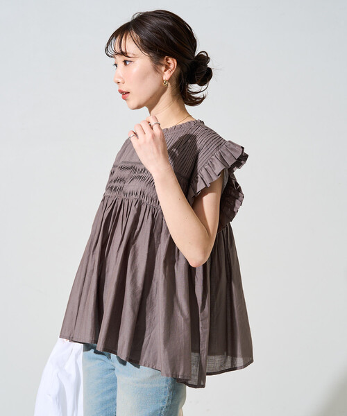 FREAK'S STORE（フリークスストア）の「限定展開　インド ボイル ピンタック ギャザー フリル ブラウス（シャツ/ブラウス・レディース・ブラック/ブラウン系その他/オフホワイト/レモンイエロー/ライトグレー/レッド/ネイビー・ﾌﾘ-）」の4枚目の写真