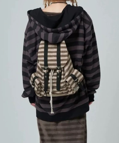 MEMECLE(メメクル)の「【 MEMECLE / メメクル 】ストライプ ベルト バックパック(バックパック/リュック・レディース・ブラック/ブラウン・FREE)」の1枚目の写真