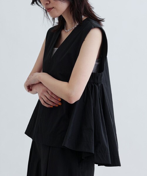 GALLEST(ギャレスト)の「【セットアップ可能】ペーパーライクジレブラウス(シャツ/ブラウス・レディース・ブラック/ベージュ/ホワイト・38)」の1枚目の写真